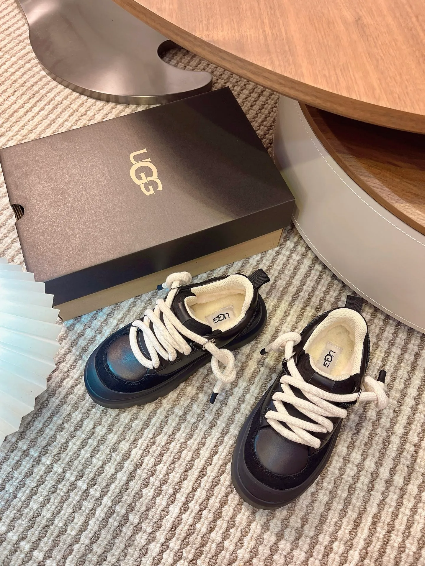 [UGG] P: 600💰 Couple shoes Size: Women's size 35-40 / Men's size 40-44 ugg top quality G131 What you see is what you get UGG new autumn and winter couple series cotton shoes snow boots cotton shoes fur shoes As a leading brand, this new pair also continues its consistent concept of comfort. It is light and comfortable on the feet, as if stepping on clouds. Moreover, its sole is made of EVA material, which is non-slip and wear-resistant. It is stable whether walking or running. You no longer have to worry about tired feet from walking! In addition to comfort, the design of this new pair is also super fashionable! The simple lines and smooth tailoring can be matched with both casual wear and formal occasions. Moreover, the plush decoration on the upper is the finishing touch, making the whole pair look more cute and playful. It is definitely a must-have item for trendy women! Upper: nubuck leather lining: wool